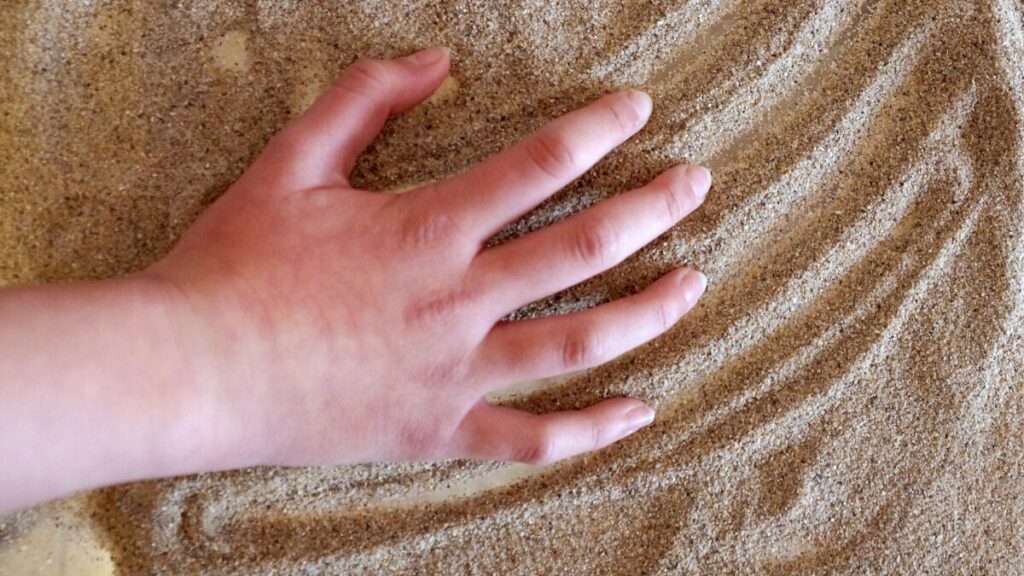 砂で摩擦刺激をしている画像